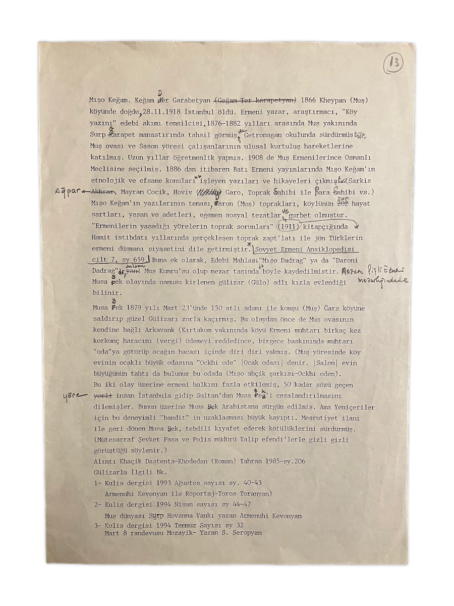 kalemle notlar alınmış, daktilo edilmiş bir yazının fotoğrafı