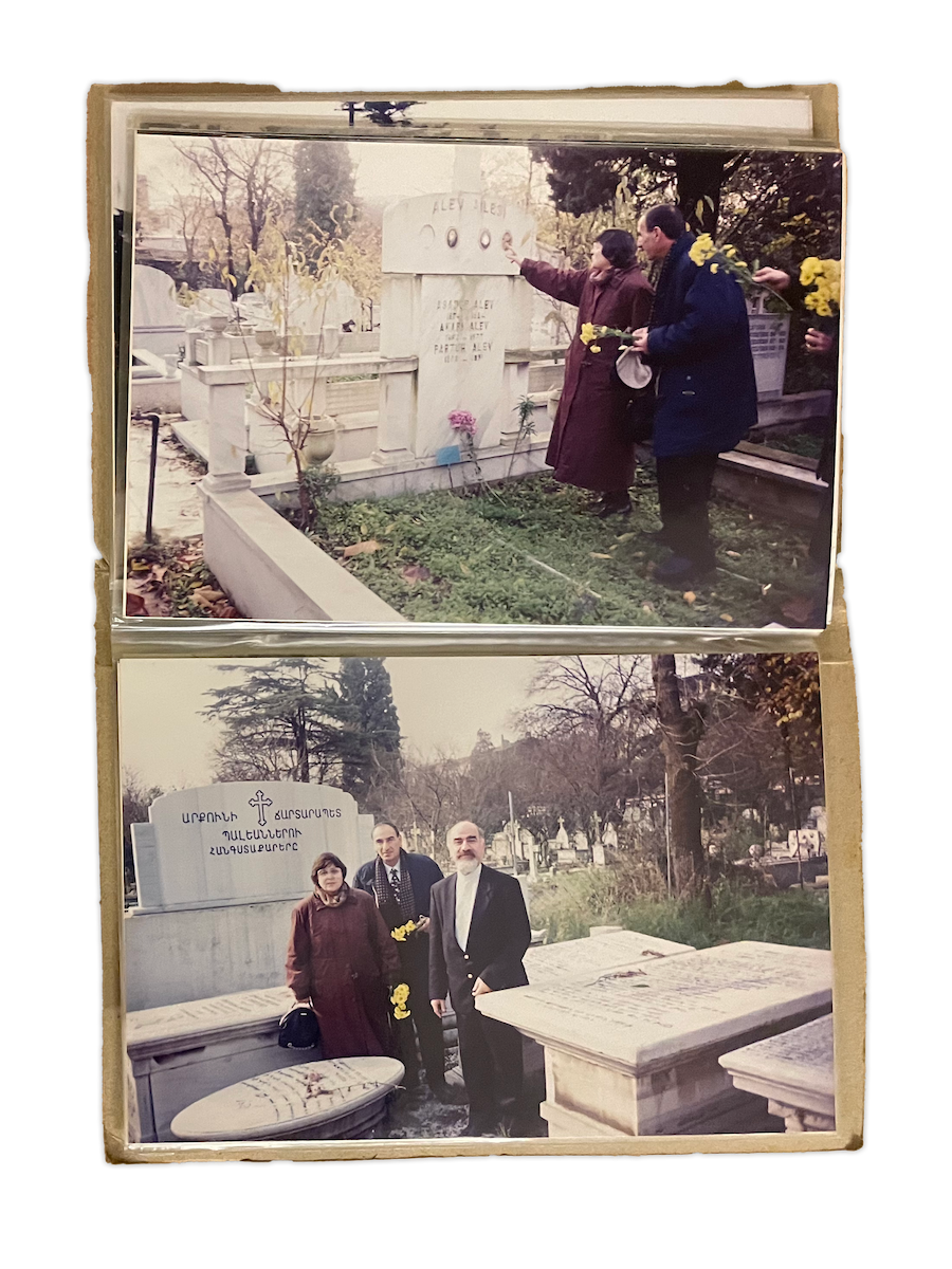 Açık bir fotoğraf albümü sayfasında altlı üstlü iki renkli fotoğraf görünüyor