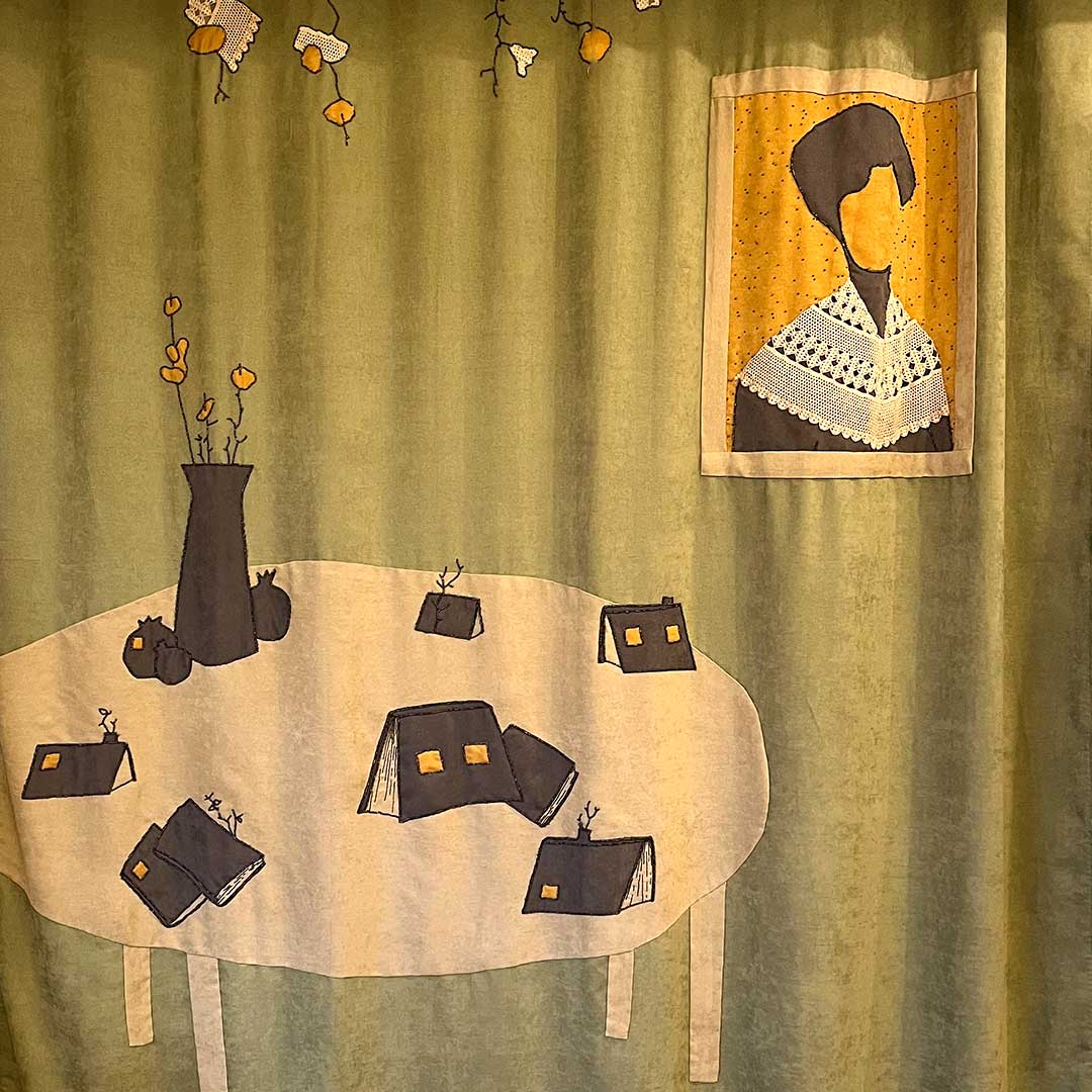 Selen Hayal'in diktiği, üzerinde Yesayan'ın hayatından imgelerin işlendiği bir perde fotoğrafı