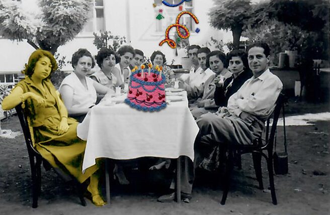 sofra başında toplanmış bir grup insanın fotoğrafına pasta montajlanmış