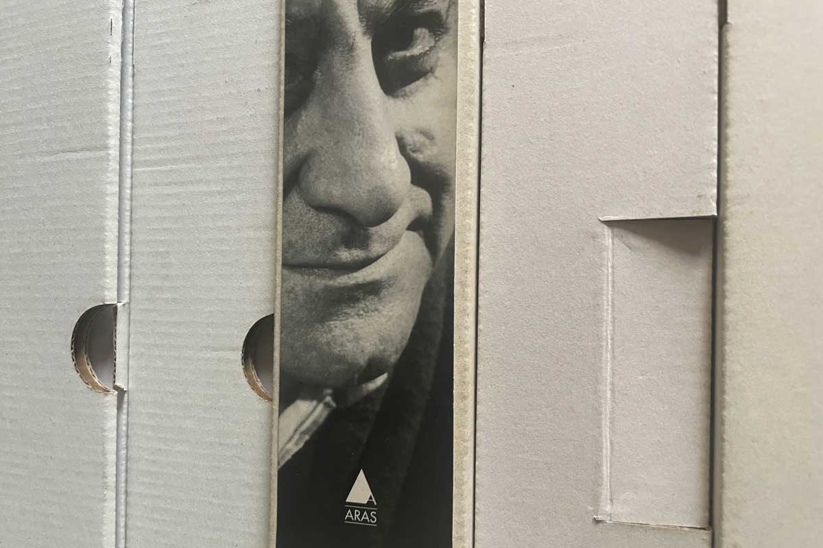 evrak kutularının fotoğrafı, bir kutunun sırtında yazarın fotoğrafı yapışık