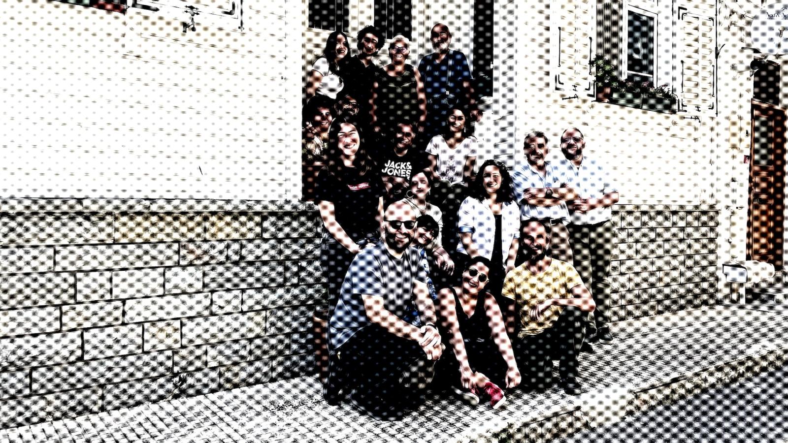 Payline ve Yetvart Tomasyan'ın evlerinin önünde topluca çekilmiş fotoğraf