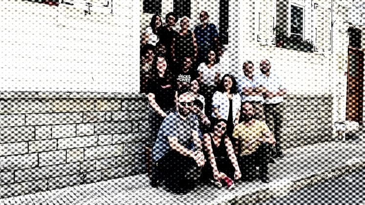 Payline ve Yetvart Tomasyan'ın evlerinin önünde topluca çekilmiş fotoğraf