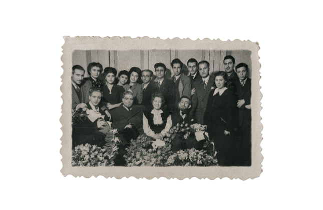 siyah beyaz eski bir fotoğrafta topluca poz verenler