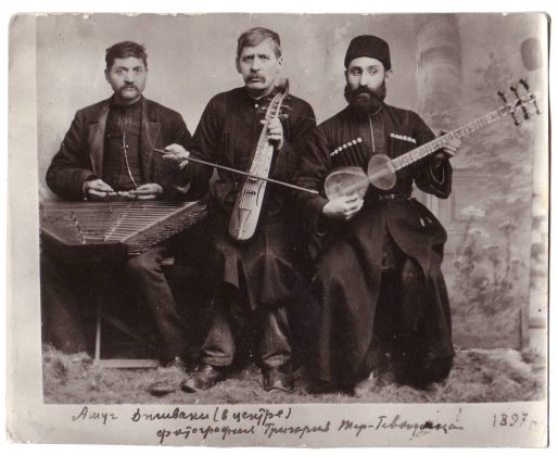 Üç Ermeni âşığın enstürmanlarıyla poz verdikleri siyah beyaz bir fotoğraf