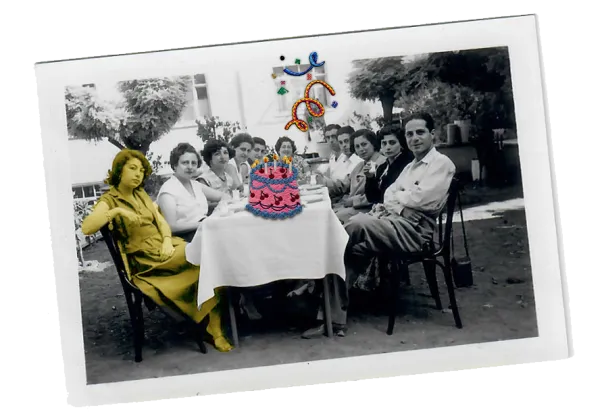 masa başında toplanmış yemek yiyen bir grup insan fotoğrafı