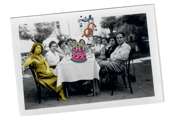 masa başında toplanmış yemek yiyen bir grup insan fotoğrafı