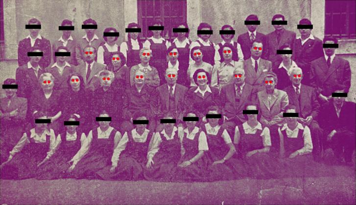 gözleri bantlanmış öğrenciler ve emojiyle kaplanmış öğretmenlerin göründüğü tarihi bir okul fotoğrafı