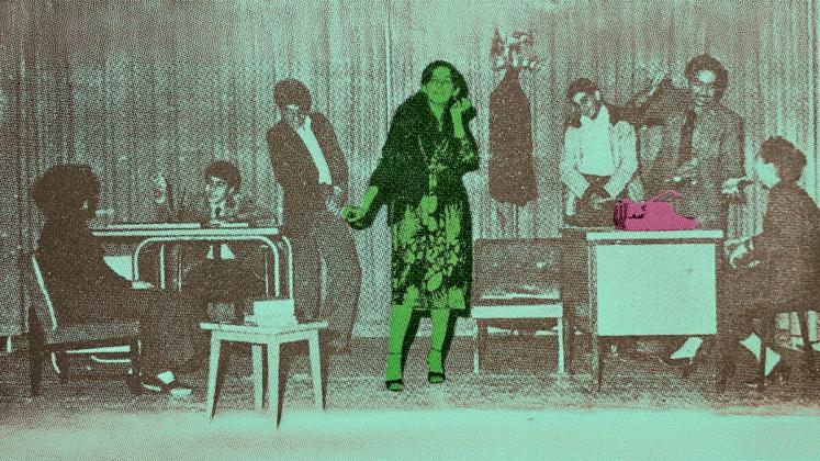 Okul müsameresinde bir grup öğrenci sahnede rol yaparken görülüyor