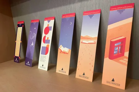 Aras yayıncılık kitap ayraçlarının dizili olduğu fotoğraf