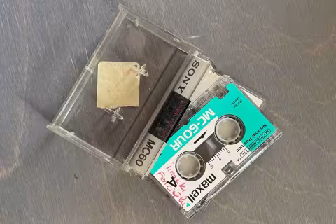 Yelda'nın arşivindeki ses kayıtlarının yer aldığı kasetelrden birinin fotoğrafı