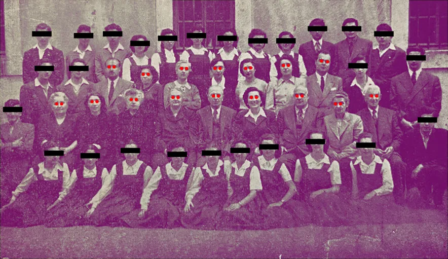 gözleri bantlanmış öğrenciler ve emojiyle kaplanmış öğretmenlerin göründüğü tarihi bir okul fotoğrafı